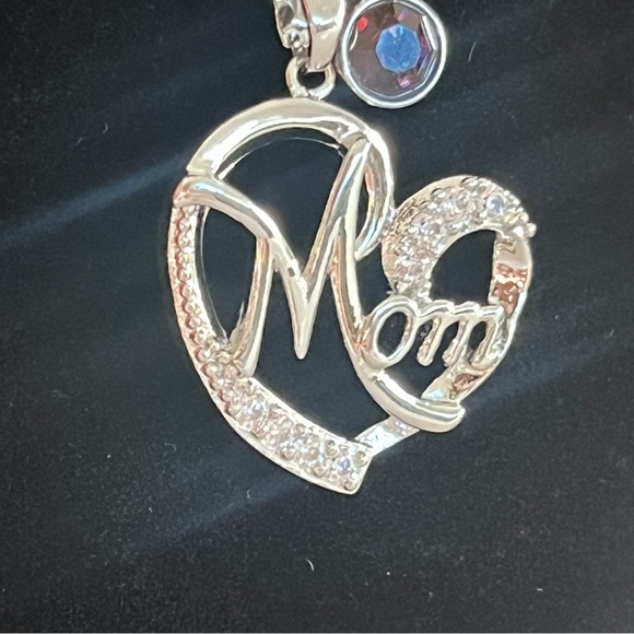 Silver Heart 'Mom' Pendant Necklace - NWOT - Picture 5 of 13